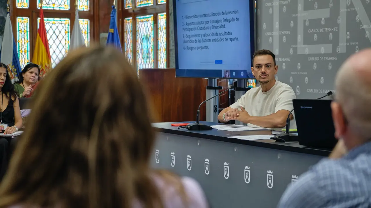 Reuni&oacute;n entidades de reparto de alimentos de Tenerife, Nauzet Gugliotta, Mari&aacute;n Franquet. Acci&oacute;n Social, Participaci&oacute;n Ciudadana y Diversidad
