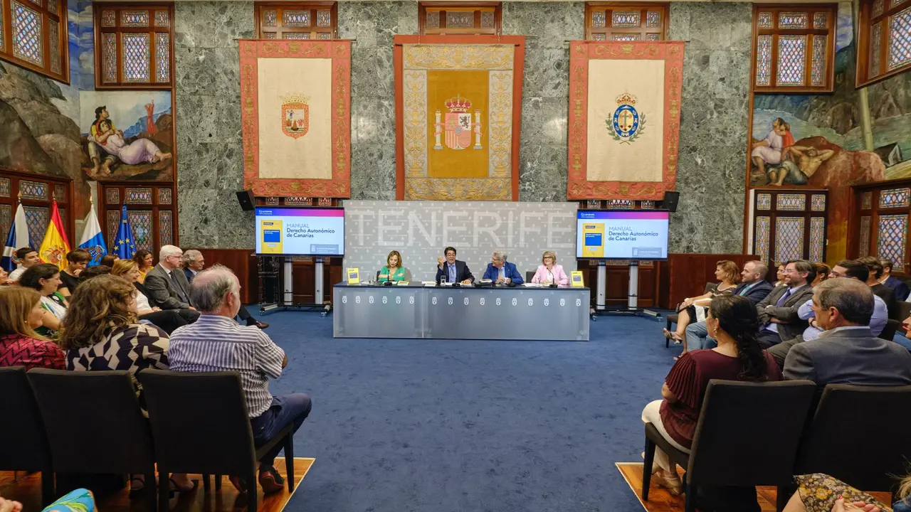 PRESENTACI&Oacute;N LIBRO MANUAL DE DERECHO AUTON&Oacute;MICO. Asiste Berta P&eacute;rez