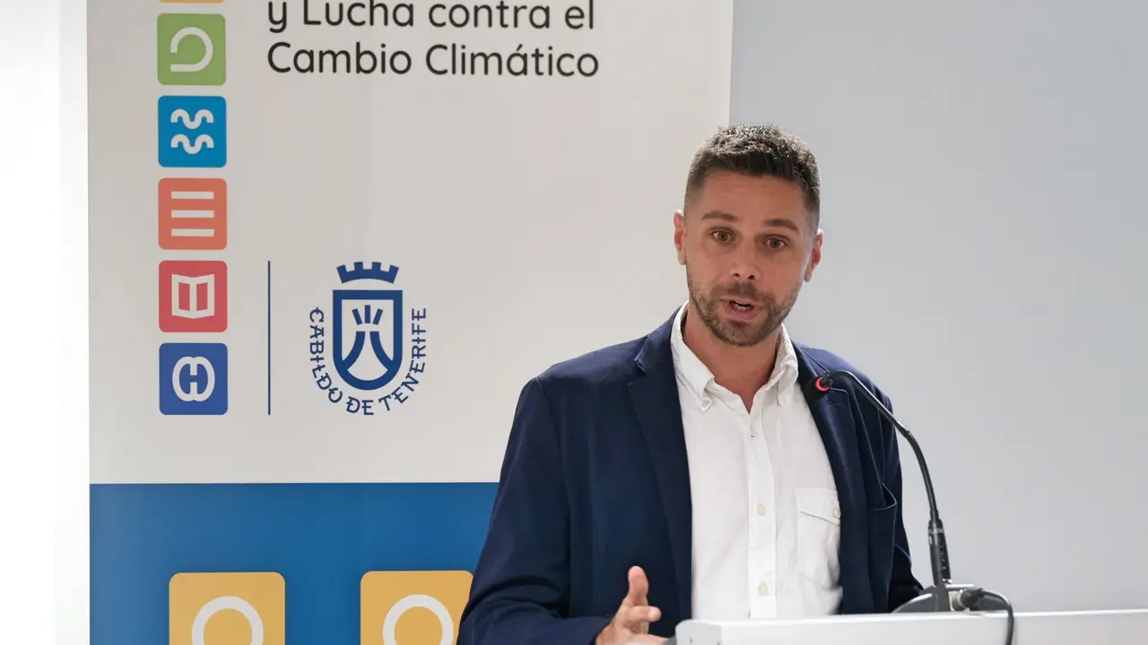 Comienzan en el Santiago Mart&iacute;n las Jornadas sobre herramientas jur&iacute;dicas de Custodia del Territorio
El consejero insular de Desarrollo Sostenible y Lucha contra el Cambio Clim&aacute;tico, Javier Rodr&iacute;guez Medina, ha inaugurado unas jornadas sobre herramientas jur&iacute;dicas para la Custodia del Territorio, que se celebrar&aacute;n los d&iacute;as 4 y 5 de octubre de 8:30 a 14:00, en la Sala Multiusos de la Planta Baja de la Torre Azul, en el Pabell&oacute;n de Deportes Santiago Mart&iacute;n (La Laguna)

Las jornadas est&aacute;n dirigidas al personal t&eacute;cnico, jur&iacute;dico y econ&oacute;mico de las administraciones p&uacute;blicas, especialmente de las locales. Es clave que las secretar&iacute;as e intervenciones municipales participen en ellas ya que son responsables imprescindibles en la articulaci&oacute;n de los acuerdos para estas iniciativas, que les garanticen viabilidad.