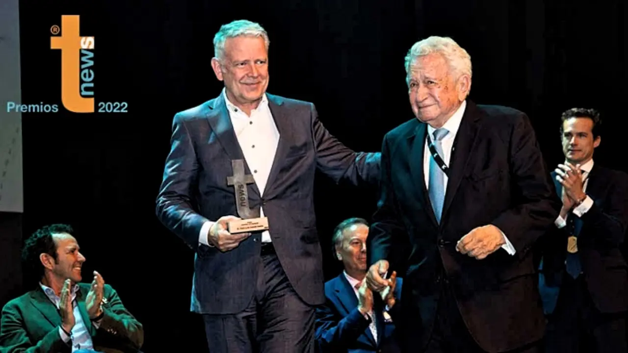 pedro-luis-cobiella-hospiten-recibe-el-premio-de-las-manos-de-ralph-schiller-fti-ante-los-aplausos-de-juan-julia-axel-hotels-juan-man