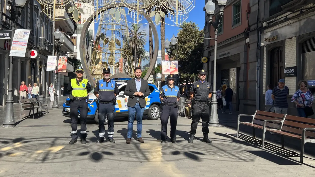 El concejal de Seguridad y Emergencias (c) junto a la jefa de la Polic&iacute;a Local y representantes de distintas unidades policiales(1)