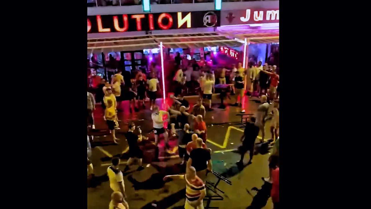 Pelea de guiris borrachos en Las Ver&oacute;nicas