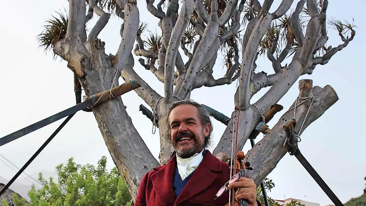 Mario D&iacute;az, un hotelero y violinista de G&uuml;&iacute;mar_Easy-Resize