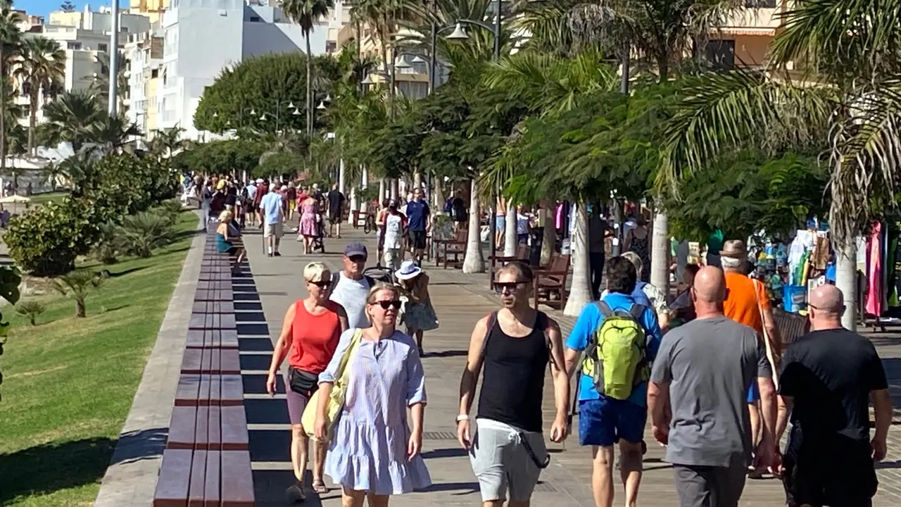 Turistas Tenerife Sur paseo maritimo Los Cristianos_5530