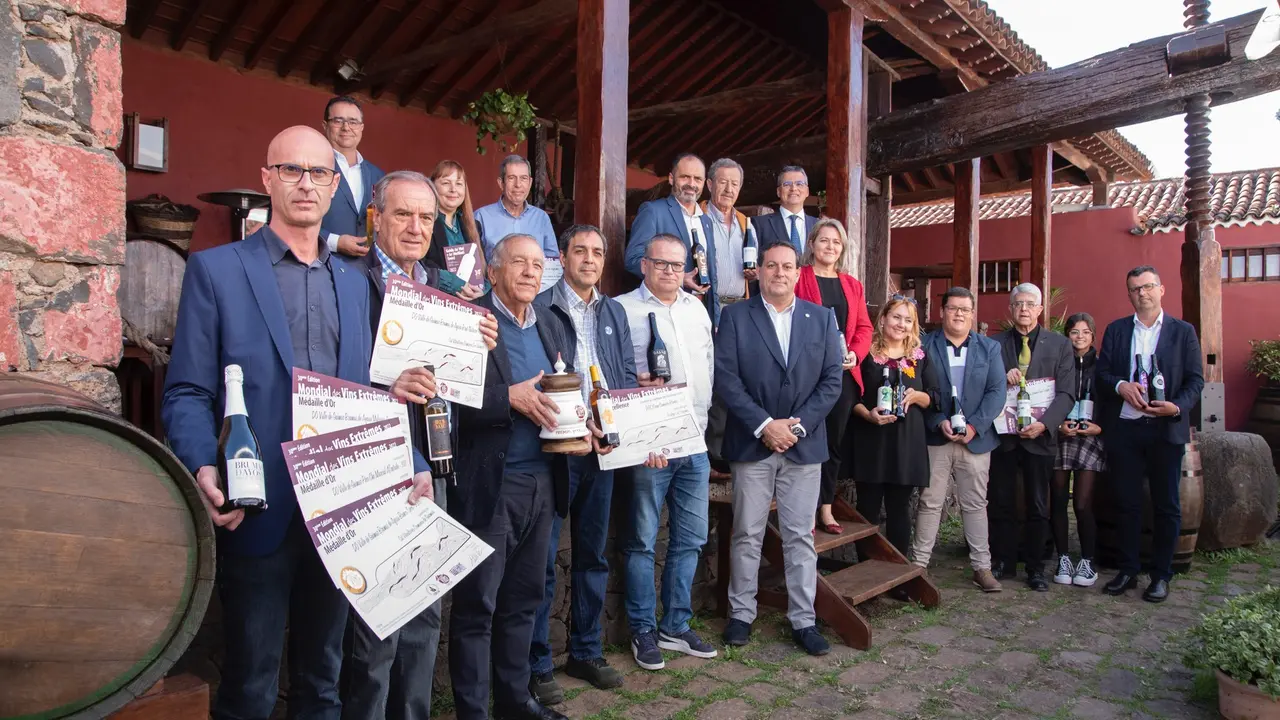 Foto de familia con las bodegas premiadas(1)