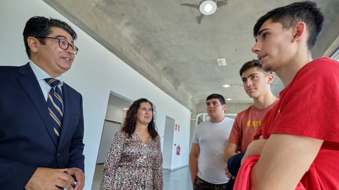 Pedro Mart&iacute;n y Carmen Luz Baso en una feria de empleo