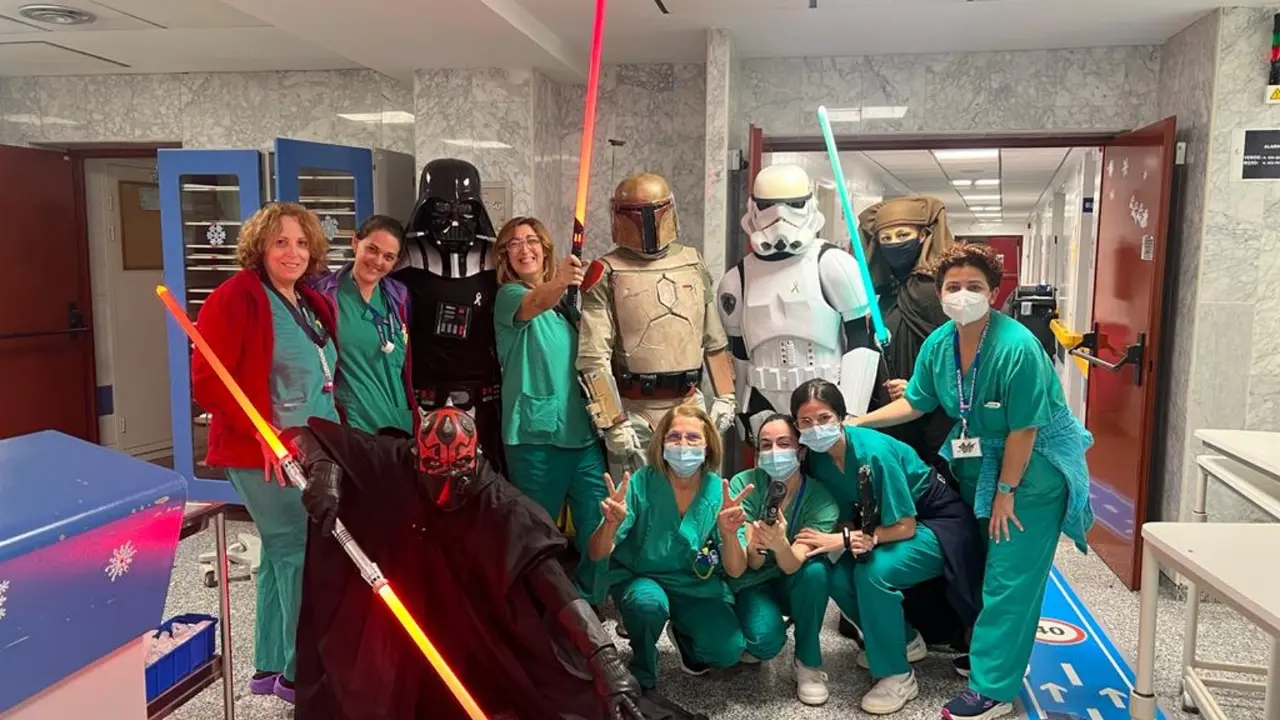 Personal del ala de Pediatr&iacute;a con los miembros de la Asociaci&oacute;n Stormtroopers Santa Cruz de Tenerife