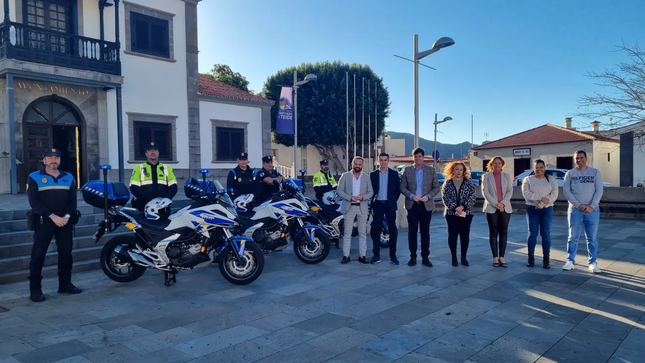 Foto de la presentaci&oacute;n de las nuevas motocicletas para la Polic&iacute;a Local(1)
