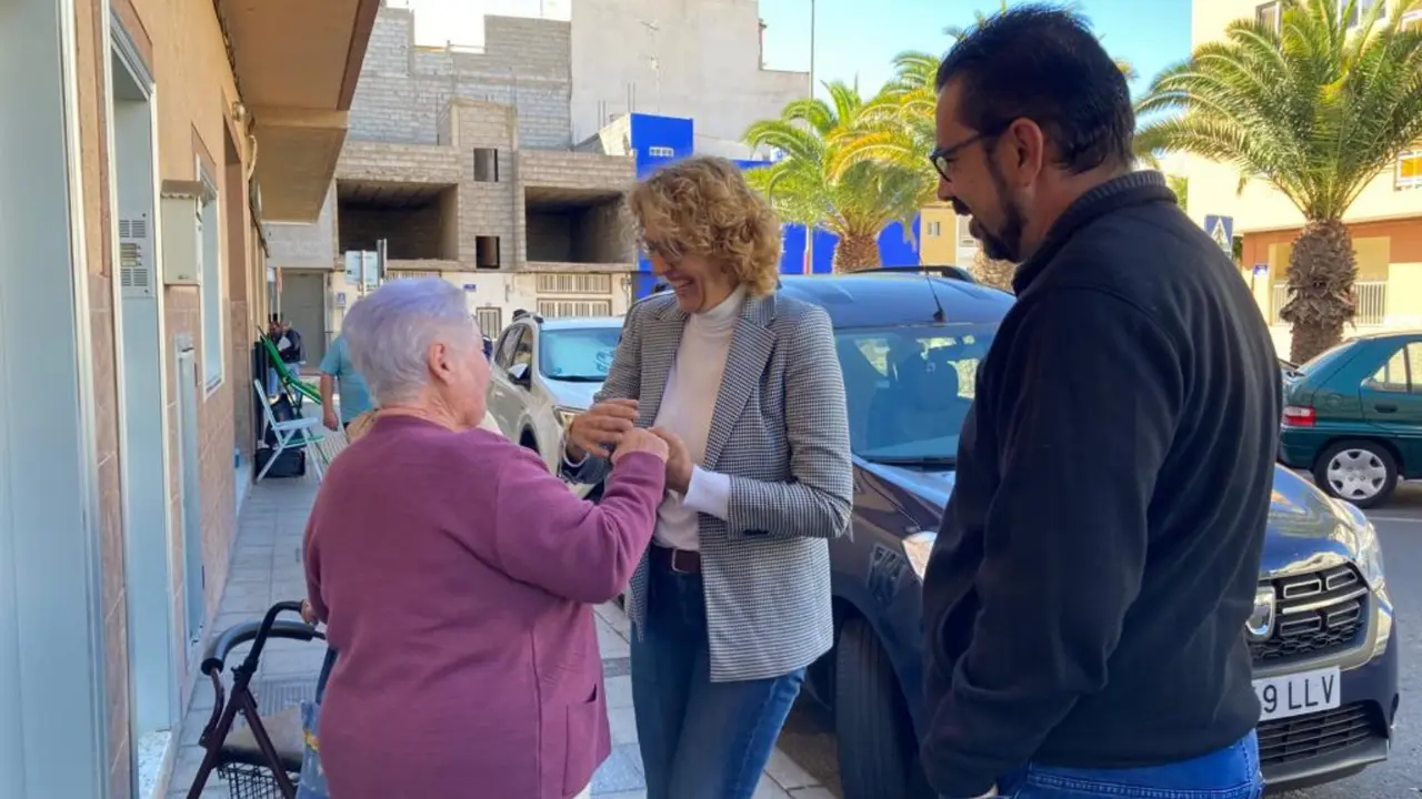 Clari Perez con mayores del municipio