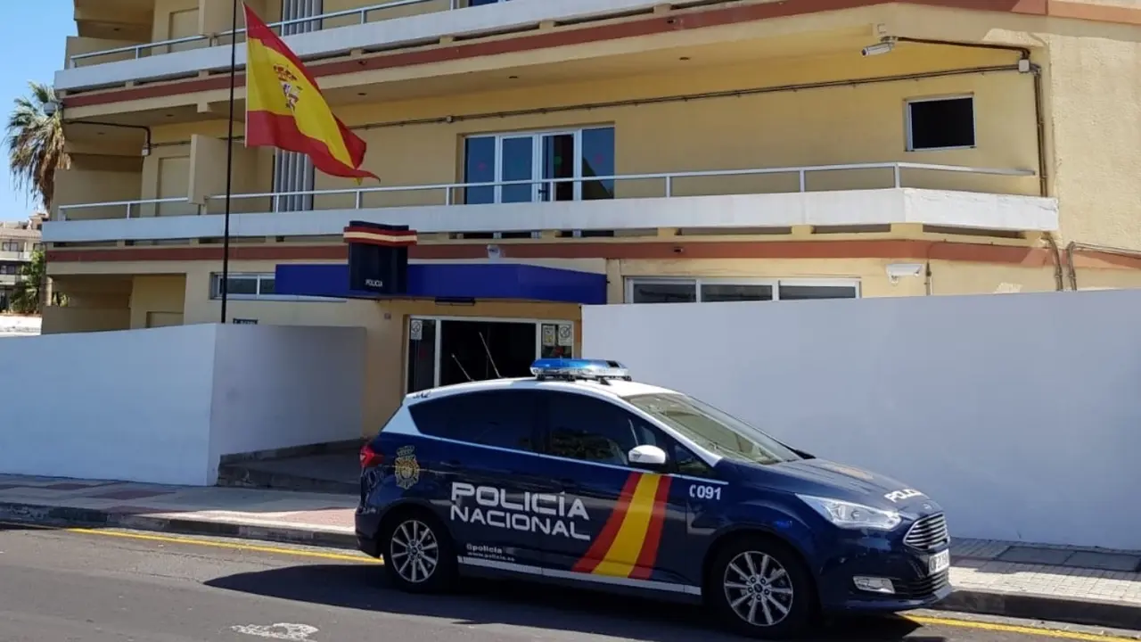 Polic&iacute;a nacional Puerto Cruz 002-01