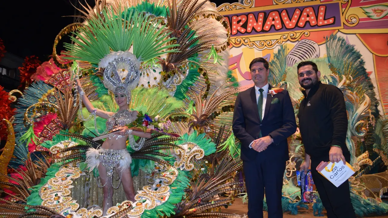 Alcalde junto a dise&ntilde;ador y la nueva Reina Adulta del Carnaval de Los Gigantes 2023(1)