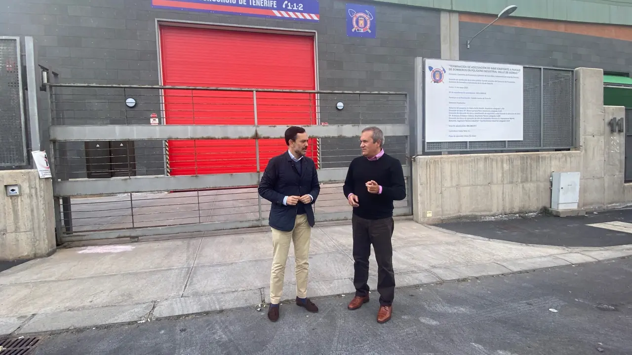 visita Lope Afonso a la nave cerrada de bomberos de G&uuml;&iacute;mar(1)