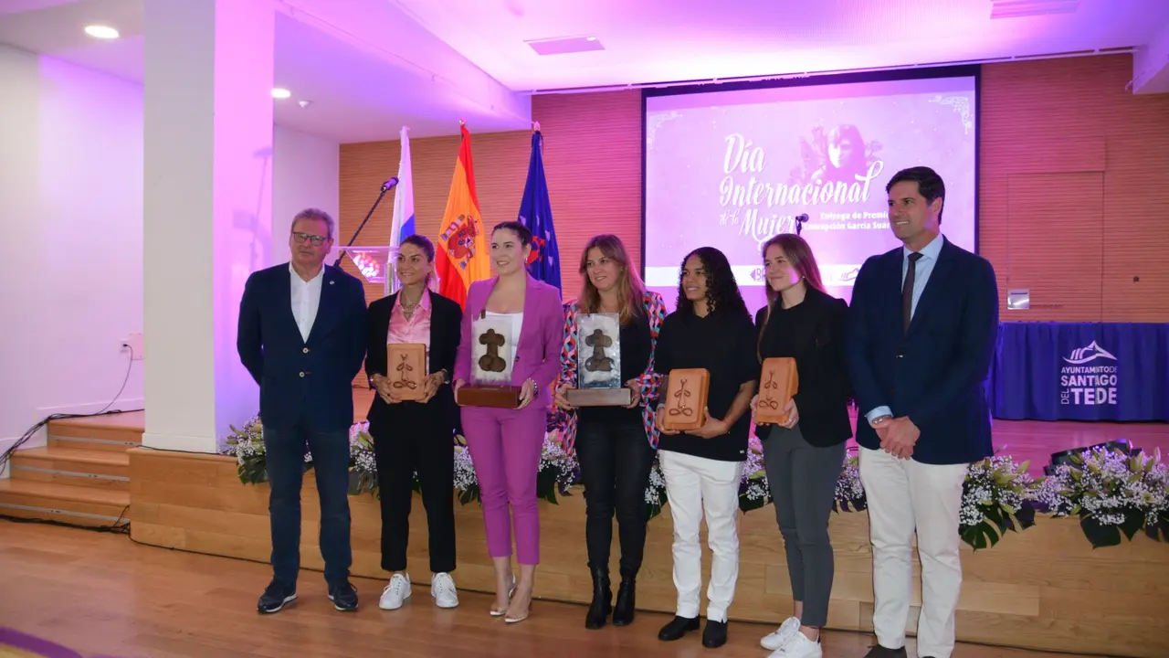 Foto de familia de las galardonadas(1)