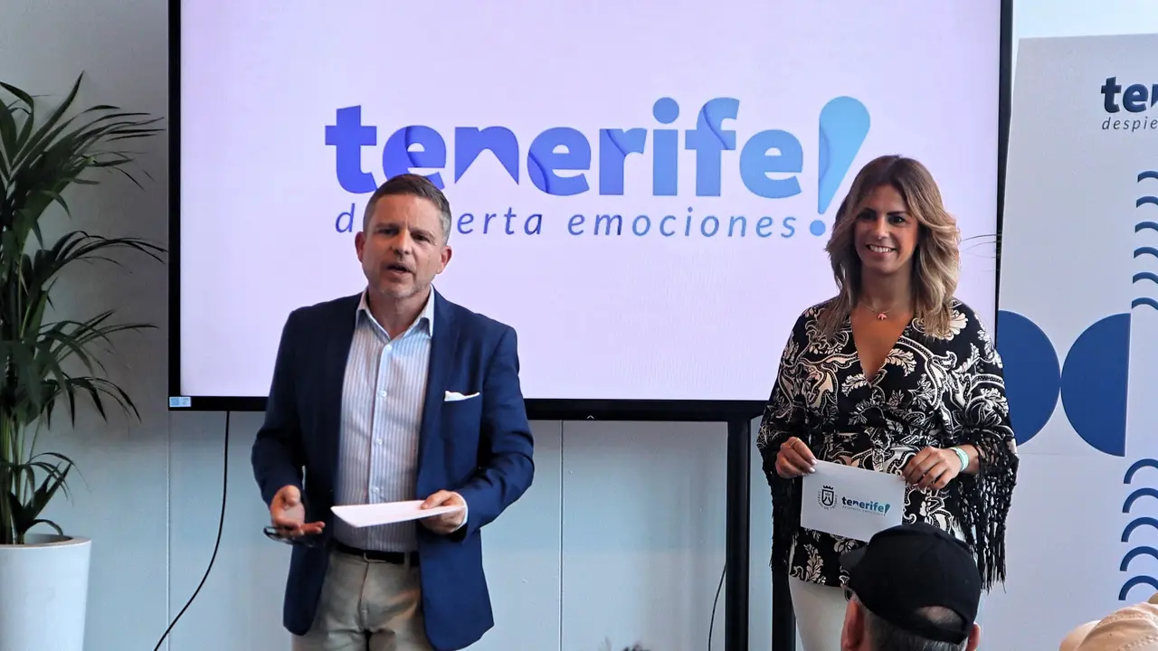 Tenerife promociona sus atractivos en el Madrid Open de Tenis 2022

La directora insular de Turismo, Laura Castro, indica que &ldquo;hemos elegido este evento tan exclusivo para dar a conocer una nueva imagen de la isla, en la que nos dirigimos a dos p&uacute;blicos concretos, un turista joven que busca nuevas emociones y un p&uacute;blico que busca experiencias de lujo&rdquo;

El consejero delegado de Turismo Tenerife,  David  P&eacute;rez, se&ntilde;ala que &ldquo;la isla es el mejor destino para aquellas personas j&oacute;venes que buscan disfrutar cada momento del d&iacute;a con una diversidad de opciones desde la m&uacute;sica, el deporte, la aventura o el ocio nocturno&rdquo;

El Cabildo de Tenerife, a trav&eacute;s de Turismo de Tenerife, ha presentado hoy,  en el marco de celebraci&oacute;n del torneo internacional Madrid Open de Tenis 2022, la campa&ntilde;a promocional La nueva Tenerife, con la que pretende atraer a turistas j&oacute;venes y personas que buscan experiencias de lujo.

La directora insular de Turismo, Laura Castro, present&oacute;, junto al consejero delegado de Turismo de Tenerife, David P&eacute;rez, el video promocional de la campa&ntilde;a, protagonizado por la artista Julia Nar. La presentaci&oacute;n tuvo lugar durante los partidos de pase a semifinales, protagonizados por Djokovic &ndash; Hurkacz, y Nadal &ndash; Alcaraz.

Laura Castro resalt&oacute; que &ldquo;hemos elegido este espacio para dar a conocer la nueva imagen de la isla, en la que nos dirigimos a dos p&uacute;blicos concretos, un turista joven con ganas de disfrutar de las infinitas actividades y planes que ofrece Tenerife, y un p&uacute;blico que busca experiencias de lujo&rdquo;.

Por su parte, David P&eacute;rez, se&ntilde;al&oacute; que &ldquo;la isla es el mejor destino para aquellas personas j&oacute;venes que buscan disfrutar cada momento del d&iacute;a con una diversidad de opciones desde la m&uacute;sica, el deporte, la aventura o el ocio nocturno. Por otro lado, estamos deseando dar a conocer las inmensas opciones m&aacute;s exclusivas para un turista que prioriza las experiencias de m&aacute;xima calidad&rdquo;.

&ldquo;Tenerife, como uno de los destinos tur&iacute;sticos m&aacute;s completos, ha querido estar present