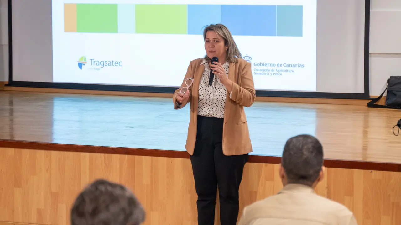 La consejera Alicia Vanoostende durante una reuni&oacute;n informativa para explicar el decreto de concentraci&oacute;n parcelaria a los afectados