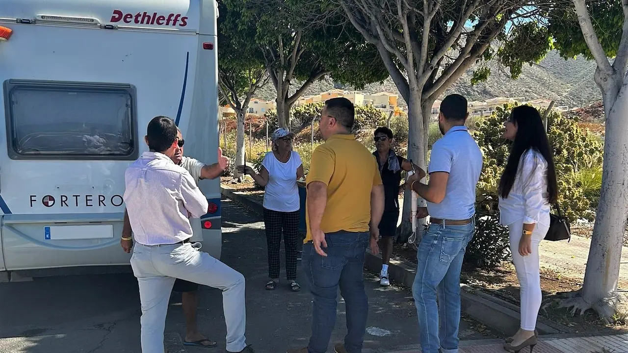Nauzet Fari&ntilde;a y otros miembros de NC en Arona, con autocaravanistas(1)