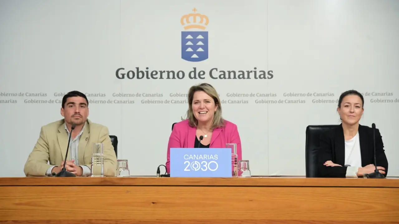 La consejera Alicia Vanoostende, t&eacute;cnicos y t&eacute;cnicas de la Consejer&iacute;a en la presentaci&oacute;n de la nueva aplicaci&oacute;n m&oacute;vil(1)