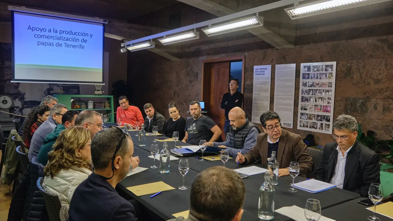 El Cabildo invierte m&aacute;s de 819.000 euros en la nueva estrategia de la papa de Tenerife
El presidente insular, Pedro Mart&iacute;n, acompa&ntilde;ado por el consejero de Agricultura, Ganader&iacute;a y Pesca, Javier Parrilla, ha presentado la nueva estrategia ante el sector de la papa de Tenerife, centrada en el impulso de las pr&aacute;cticas agroecol&oacute;gicas
Pedro Mart&iacute;n anuncia que &ldquo;se abonar&aacute;n 20 c&eacute;ntimos por cada kilo de papa con polilla guatemalteca que se entregue al Cabildo&rdquo;
El presidente del Cabildo de Tenerife, Pedro Mart&iacute;n, y el consejero insular de Agricultura, Ganader&iacute;a y Pesca, Javier Parrilla, se han reunido con el sector de la papa de Tenerife para presentarle la nueva estrategia con la que se quiere impulsar la producci&oacute;n y comercializaci&oacute;n de este producto agr&iacute;cola, que cuenta con presupuesto inicial de 819.000 euros. Una de las l&iacute;neas fundamentales es el plan de lucha contra la polilla guatemalteca, al que se destinar&aacute;n 555.000 euros.

Durante el encuentro, al que asistieron las centrales agr&iacute;colas y cooperativas de la isla, la Asociaci&oacute;n de la Papa Bonita y m&aacute;s de una quincena de productores, Pedro Mart&iacute;n anuncio que &ldquo;este a&ntilde;o se abonar&aacute; 20 c&eacute;ntimos por cada kilo de papa con polilla que nos entreguen&rdquo;. Adem&aacute;s, &ldquo;destinaremos 400.000 euros en ayudas para impulsar pr&aacute;cticas agroecol&oacute;gicas que minimicen los da&ntilde;os de esta plaga y mejoren la calidad de los suelos de cultivo&rdquo;.

En concreto, el Cabildo impulsar&aacute; la pr&aacute;ctica de la rotaci&oacute;n de cultivos y financiar&aacute; la compra de productos fitosanitarios incluidos en el manejo integrado de plagas, la suelta de enemigos naturales en las plantaciones a trav&eacute;s de una empresa especializada y la retirada de papa afectada para su eliminaci&oacute;n.

Tambi&eacute;n se han previsto otros 140.000 euros para reforzar la gesti&oacute;n de la recogida de papa afectada, &ldquo;que no solo consistir&aacute; en poner contenedores de recogida en varios municipios, sino que aumentaremos la frecuencia de vaciado y llevaremos a cabo labores de an&aacute;lisis y pesado de las papas afectadas&rdquo;, detall&oacute; Pedro Mart&iacute;n.

El presidente tambi&eacute;n se comprometi&oacute; a estudiar &ldquo;una nueva l&iacute;nea de apoyo para sufragar parte de los costes de los fertilizantes ante la escalada de precios&rdquo; y a tratar de impulsar una renovaci&oacute;n completa de las c&aacute;maras de almacenamiento para reducir los costes de producci&oacute;n.

&ldquo;Si queremos mantener este cultivo y que genere econom&iacute;a en la isla, es fundamental que nos sentemos con el sector y que recojamos sus propuestas e ideas para saber d&oacute;nde tenemos que mejorar y hacia d&oacute;nde tenemos que dirigir nuestros esfuerzos&rdquo;, asever&oacute; Pedro Mart&iacute;n.

Apoyo a la comercializaci&oacute;n

En lo que respecta a la comercializaci&oacute;n y producci&oacute;n de papas, el responsable insular del sector primario adelant&oacute; que la Corporaci&oacute;n insular destinar&aacute; una partida de 264.000 euros. &ldquo;Es fundamental que sigamos trabajando para posicionar la papa de Tenerife, resaltando sus bondades nutricionales y dando a conocer sus m&uacute;ltiples variedades comerciales, porque, adem&aacute;s, partimos de un banco de semillas muy potente&rdquo;.

El consejero record&oacute; que &ldquo;en los &uacute;ltimos a&ntilde;os se ha incrementado la productividad por hect&aacute;rea de la papa, gracias, en buena parte, a las mejoras en los sistemas de riego que hemos realizado, lo que ha contribuido a contrarrestar las p&eacute;rdidas derivadas de la sequ&iacute;a y los da&ntilde;os ocasionados por la polilla guatemalteca&rdquo;.

En este sentido, a&ntilde;adi&oacute; que &ldquo;est&aacute; claro que seguir haciendo lo mismo no nos va a dar resultados diferentes, de ah&iacute; nuestro empe&ntilde;o en poner en marcha nuevas partidas y estrategias con las que esperamos poder alcanzar mejores resultados&rdquo;.

C&aacute;lculo de costes en la producci&oacute;n de la papa

En la reuni&oacute;n tambi&eacute;n se present&oacute; el resumen preliminar del c&aacute;lculo de costes de la producci&oacute;n de la papa, elaborado por el grupo de Acci&oacute;n Rural de Tenerife y el servicio t&eacute;cnico de Agricultura y Desarrollo Rural del Cabildo, &ldquo;un compromiso que adquirimos con las organizaciones agrarias y que ahora hemos puesto a su disposici&oacute;n para su an&aacute;lisis y revisi&oacute;n&rdquo;, explic&oacute; Javier Parrilla.

El estudio analiza los costes de la papa blanca y la de color o bonita seg&uacute;n el &aacute;mbito geogr&aacute;fico (norte y sur de la isla) y el sistema de regad&iacute;o empleado (convencional o ecol&oacute;gico). El objetivo &ldquo;es que este informe se convierta en un documento base para que los agricultores y agricultoras de la isla tengan un precio de referencia y no vendan a p&eacute;rdidas&rdquo;, a&ntilde;adi&oacute;.

Venta en el exterior

Tanto el presidente como el consejero explicaron que el Cabildo contin&uacute;a trabajando en conseguir que se vuelva a permitir la venta de papas en el exterior. &ldquo;Hemos presentado los m&uacute;ltiples informes y estudios que nos han requerido, pero ahora nos exigen otros nuevos y en eso estamos. Lo que s&iacute; tenemos claro es que seguiremos dando batalla para conseguir que podamos volver a exportar en Espa&ntilde;a y Europa, porque no solo supondr&iacute;a ampliar el mercado, sino dar mayor estabilidad al sector&rdquo;.

Al t&eacute;rmino del encuentro, el presidente insular avanz&oacute; que en las pr&oacute;ximas semanas se convocar&aacute;n reunimos comarcales para el seguimiento de estas l&iacute;neas de actuaci&oacute;n y la difusi&oacute;n de estas medidas al mayor n&uacute;mero de productores de manera directa.