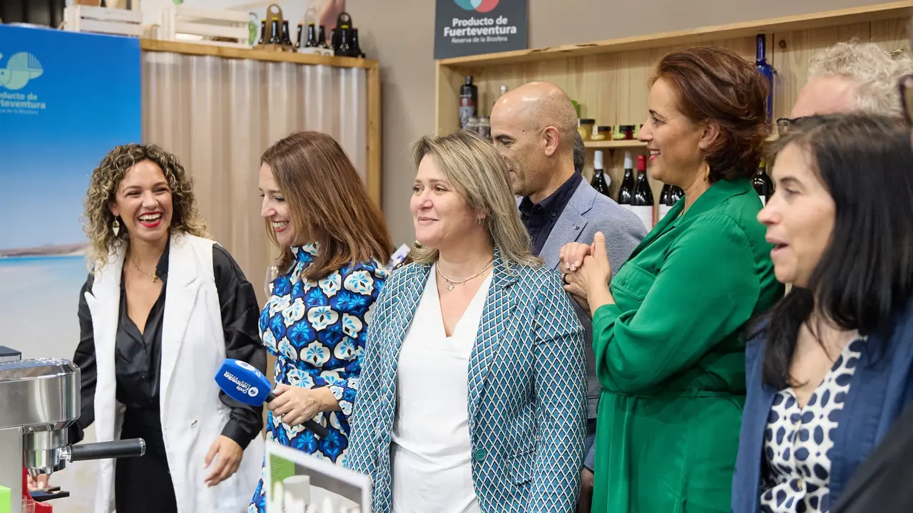 La consejera Alicia Vanoostende pudo departir con los empresarios, productores y responsables insulares presentes en la efria(1)