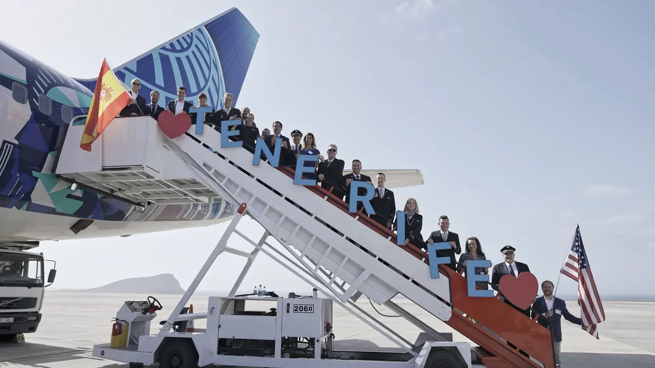 Tenerife recibe el primer vuelo directo de United Airlines desde Nueva York
El aeropuerto Tenerife Sur ha acogido esta ma&ntilde;ana el acto de bienvenida del vuelo que inaugura esta ruta, con un Boeing 757-200, con 169 asientos, que operar&aacute; tres veces por semana hasta septiembre
El aeropuerto Tenerife Sur ha recibido hoy el primer vuelo directo entre la isla y Nueva York de la compa&ntilde;&iacute;a United Airlines, un nuevo servicio sin escalas con tres vuelos semanales que unir&aacute; la isla con el Aeropuerto Internacional Newark Liberty, desde hoy y hasta el 30 de septiembre. United ha elegido para su nuevo servicio entre Tenerife y Nueva York/Newark la aeronave Boeing 757-200, con un total de 169 asientos.

El presidente del Cabildo de Tenerife, Pedro Mart&iacute;n, el director general de Planificaci&oacute;n Internacional de United, Matt Stevens, y el director general del Aeropuerto Tenerife Sur, Luis L&oacute;pez Chap&iacute;, acompa&ntilde;ados de la directora insular de Turismo, Laura Castro, el consejero delegado de Turismo de Tenerife, David P&eacute;rez, y la tripulaci&oacute;n de este primer vuelo, participaron en el acto de bienvenida de este vuelo inaugural.

Pedro Mart&iacute;n indic&oacute; que &ldquo;en un intento por priorizar nuestras oportunidades de mercado en los Estados Unidos, esta ruta directa a Tenerife acercar&aacute; al cliente norteamericano a la gastronom&iacute;a, al clima, a la naturaleza, a la cultura y a la gran oferta tur&iacute;stica de Tenerife&rdquo;. Adem&aacute;s, a&ntilde;adi&oacute; que &ldquo;para generar la demanda de este nuevo vuelo de United Airlines promocionaremos Tenerife como un destino de excelencia y gran versatilidad. Y para ello, trabajaremos no solo con la aerol&iacute;nea, sino tambi&eacute;n con los agentes, los turoperadores y las organizaciones norteamericanas&rdquo;. 

Por su parte, Matt Stevens, dijo que &ldquo;somos la &uacute;nica aerol&iacute;nea que conecta las Islas Canarias con los Estados Unidos y estamos muy contentos de este nuevo servicio que llega hasta nuestro centro de Nueva York/Newark&rdquo;. &ldquo;Este trayecto supone un enlace directo desde Nueva York a Tenerife, es decir, una v&iacute;a c&oacute;moda que permitir&aacute; a los viajeros estadounidenses disfrutar de las espectaculares playas de arena negra y blanca de las Islas Canarias, con conexiones desde casi 90 destinos en toda Am&eacute;rica&rdquo;.

Asimismo, Luis L&oacute;pez Chap&iacute; se&ntilde;al&oacute; que &ldquo;estamos encantados de inaugurar esta hist&oacute;rica ruta. Queremos crecer con la sociedad, anticiparnos y adaptarnos a sus necesidades. Gracias a este esfuerzo, a la determinaci&oacute;n y al trabajo conjunto de United Airlines, de las instituciones de turismo locales, de las autoridades y del departamento de marketing de los aeropuertos de Aena, nuestras islas estar&aacute;n m&aacute;s conectadas si cabe con el resto del mundo&rdquo;.

Seg&uacute;n informa la compa&ntilde;&iacute;a a&eacute;rea, este nuevo servicio desde Tenerife es el &uacute;nico vuelo entre Canarias y Estados Unidos, y se suma a la oferta de United con servicios desde Madrid y Barcelona a Nueva York/Newark, servicios estacionales desde Madrid y Barcelona a Washington D.C. y el servicio estacional recientemente inaugurado desde Palma de Mallorca a Nueva York/Newark. United es la aerol&iacute;nea norteamericana con m&aacute;s destinos en Espa&ntilde;a.  

El nuevo servicio entre Tenerife y Nueva York/Newark es parte de la mayor expansi&oacute;n transatl&aacute;ntica que United ha realizado en toda su historia, anticip&aacute;ndose a un fuerte crecimiento de los viajes estivales europeos. En total, United ha lanzado o retomado 30 vuelos transatl&aacute;nticos desde mediados de abril a comienzos de junio. 

United ha elegido para su nuevo servicio entre Tenerife y Nueva York/Newark la aeronave Boeing 757-200, con un total de 169 asientos: 16 asientos-cama en clase preferente United Polaris y 153 en clase turista, incluidos 45 asientos Economy Plus con m&aacute;s espacio en general.

La presencia de United en Espa&ntilde;a se remonta a 1991. Este verano, United operar&aacute; m&aacute;s de 400 vuelos al d&iacute;a a 148 destinos de 38 pa&iacute;ses desde Newark. El centro de operaciones de Newark es su mayor punto de acceso transatl&aacute;ntico, con una oferta ampliada a 5 nuevos destinos europeos este verano.