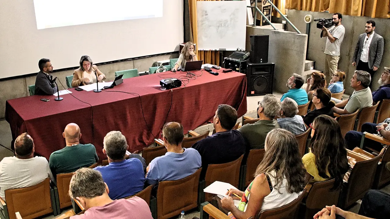 El Centro de Visitantes de la Caldera de Taburiente acogi&oacute; la reuni&oacute;n con los afectados(1)