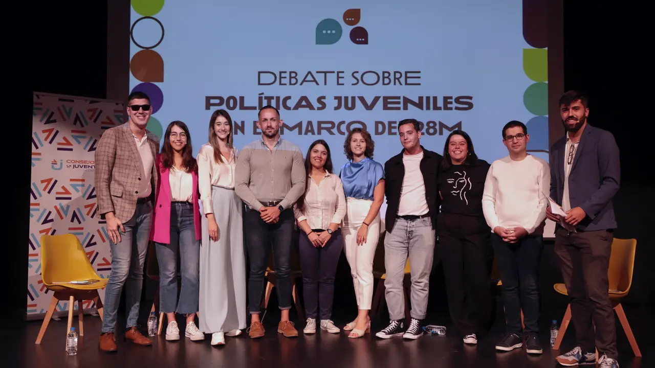 Participantes en el debate y representantes del Consejo de la Juventud de Canarias(1)