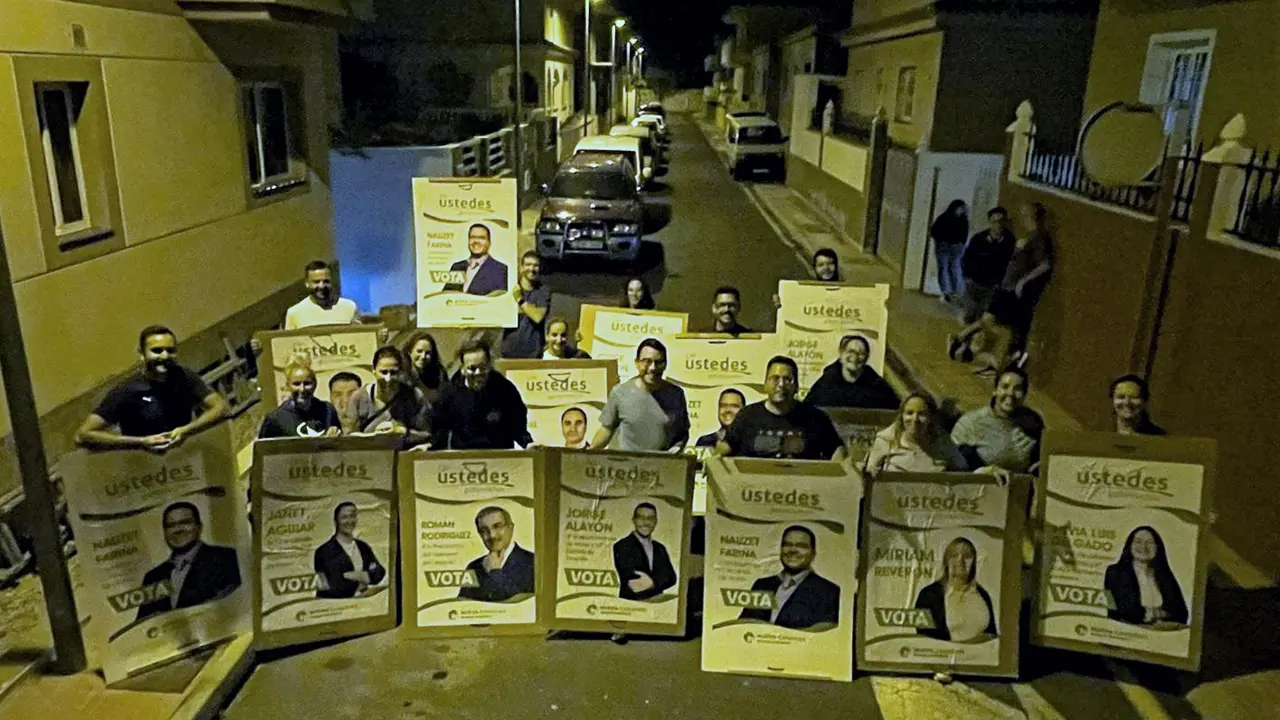 candidatos y miembros de NC en Arona, en la noche de la pegada de carteles