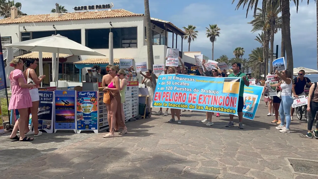 Protesta frente a kioskos ilegales de venta de excursiones025(1)