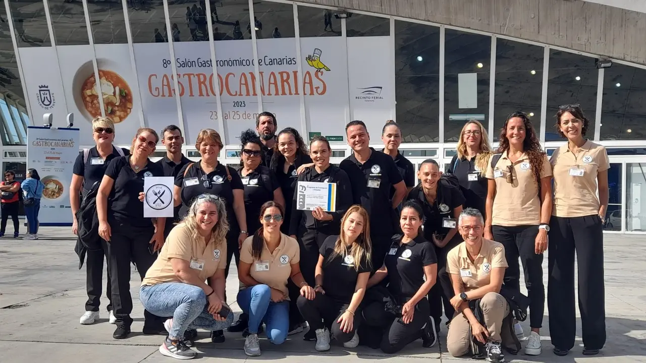 FOTO EQUIPO Y ALUMNADO GASTROCANARIAS (1)(1)
