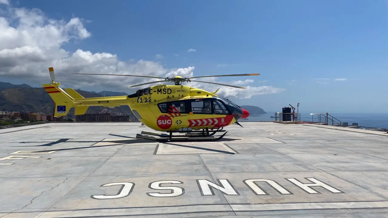 Helic&oacute;ptero del SUC en el helipuerto del Hospital La Candelaria(1)