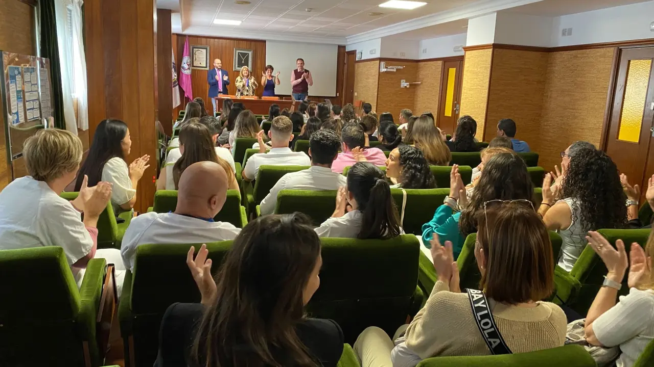La Comisi&oacute;n Docente de la Escuela de Enfermer&iacute;a felicita a las 45 nuevas enfermeras(1)