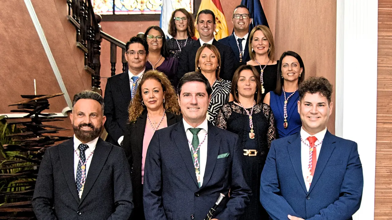 Foto grupal del nuevo grupo de gobierno de Santiago del Teide(1)