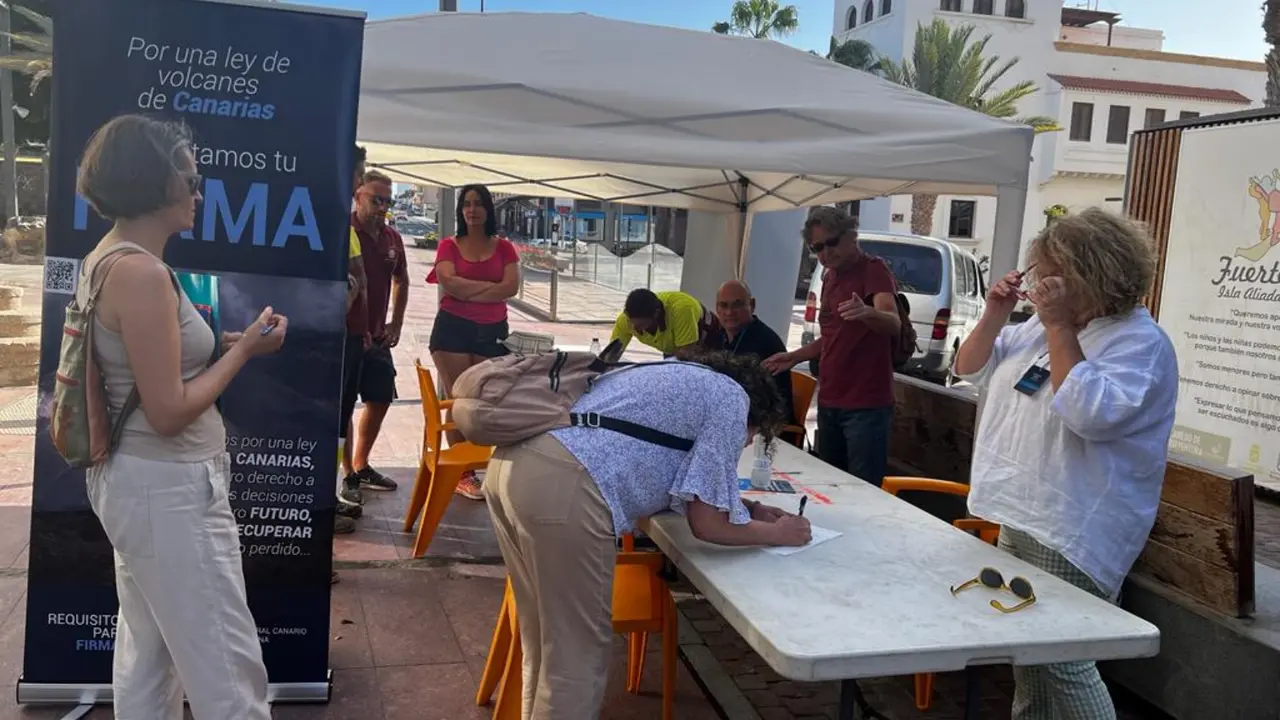 Recogida de firmas Volc&aacute;n en Fuerteventura