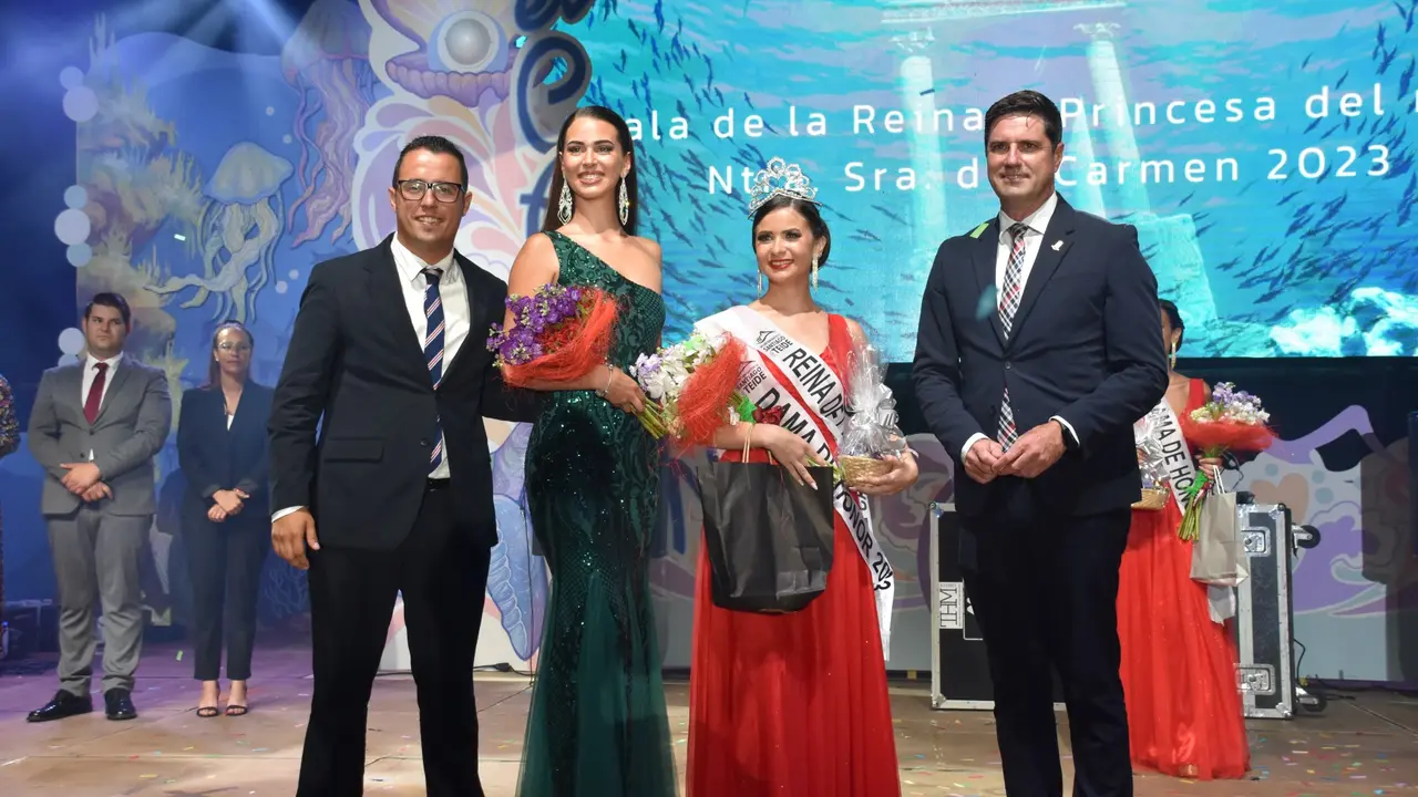 La nueva reina junto a su antecesora, alcalde y concejal de Fiestas(1)