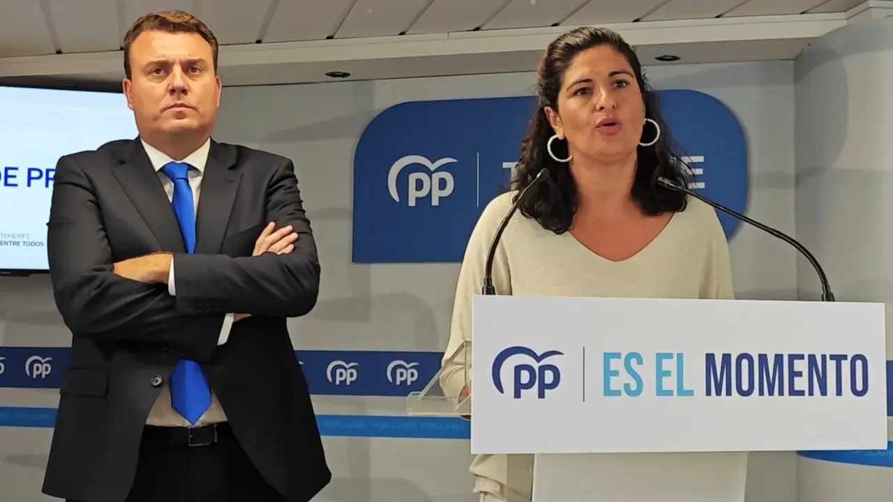 Carmen Luisa Castro (PP) y el abogado Francisco D&iacute;az, en la rueda de prensa (1)