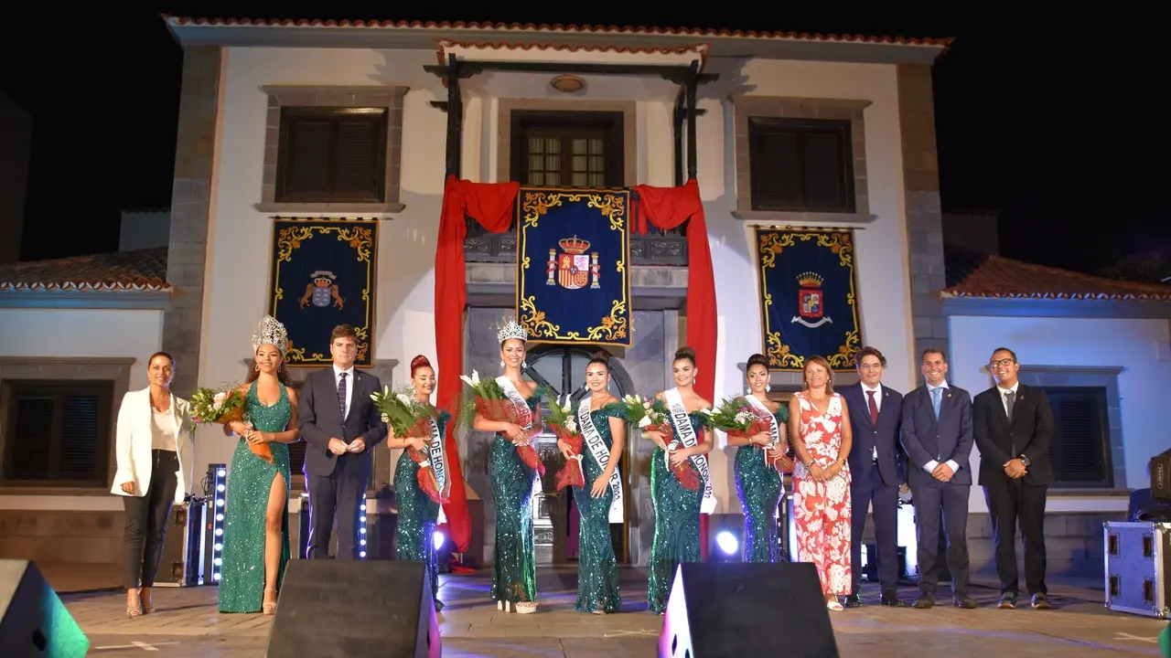 Las candidatas junto a miembros del grupo de gobierno(1)