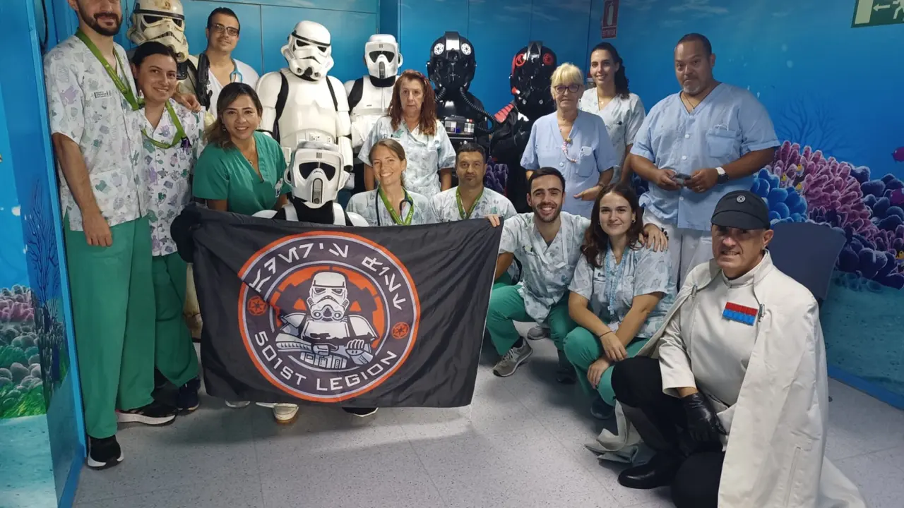 Foto familia visita Star Wars con personal planta Pediatr&iacute;a(1)