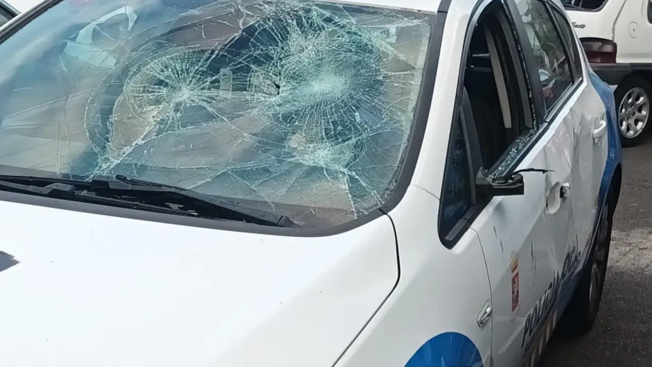 Estado del veh&iacute;culo policial tras los incidentes(1)
