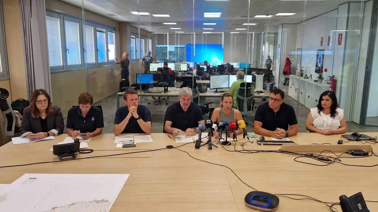 Incendio El presidente Clavijo en la rueda de prensa junto al resto de autoridades