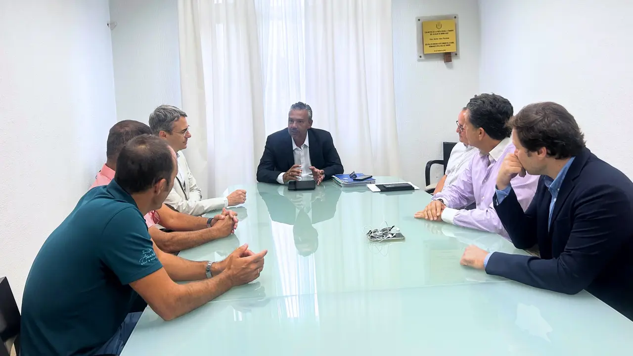 FOTO REUNI&Oacute;N CON C&Iacute;RCULO DE EMPRESARIOS DEL SUR(1)