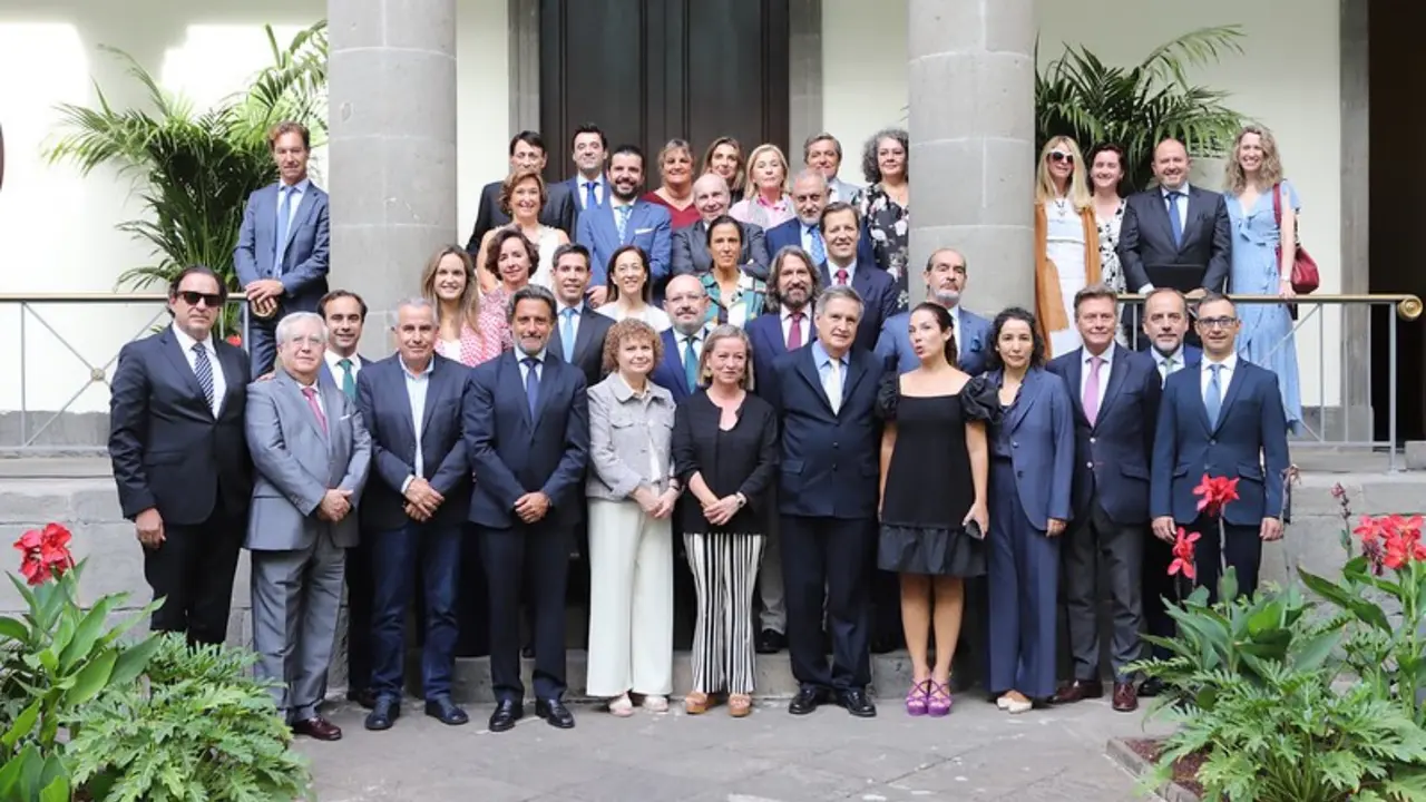 Foto de familia visita registradores de Espa&ntilde;a al Parlamento de Canarias(1)