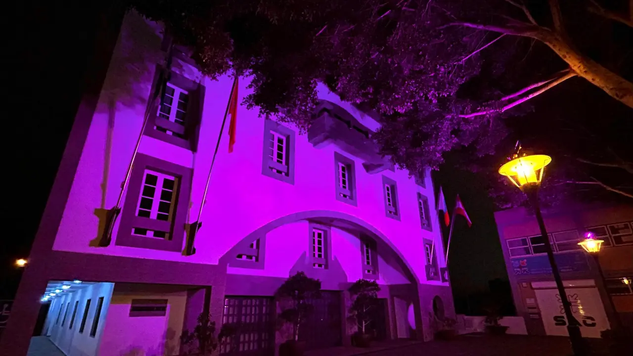Ayuntamiento de Granadilla luce de color rosa