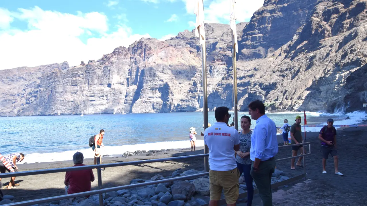 El alcalde y la concejala presentes en la apertura parcial de la playa(1)