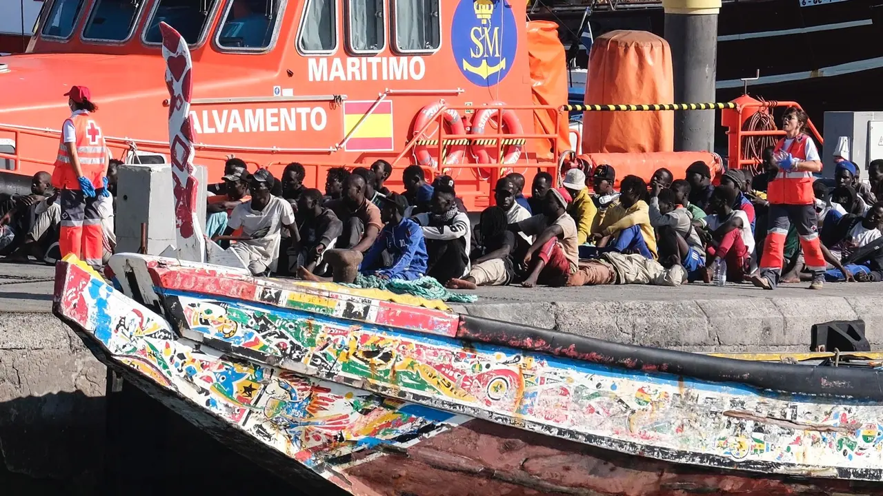 Salvamento Mar&iacute;timo ha rescatado y trasladado al puerto de Los Cristianos, en Tenerife, a los 87 ocupantes de un cayuco, localizado esta ma&ntilde;ana a 16 millas de la isla. EFE/Alberto Vald&eacute;s
