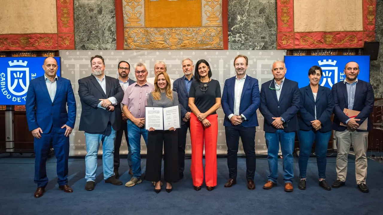 FOTO FIRMA ACUERDO MOVILIDAD EMPRESAS TRANSPORTES 2