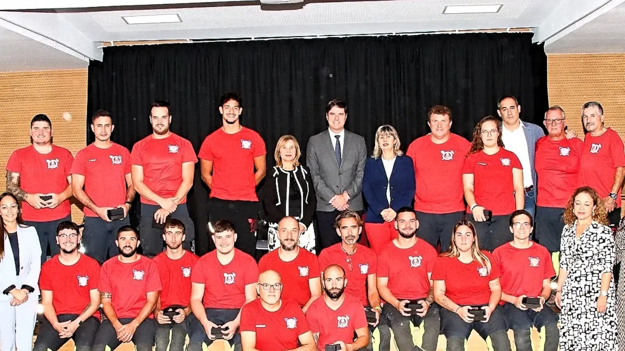 Foto de familia del reconocimeinto a los Bomberos Voluntarios(1)