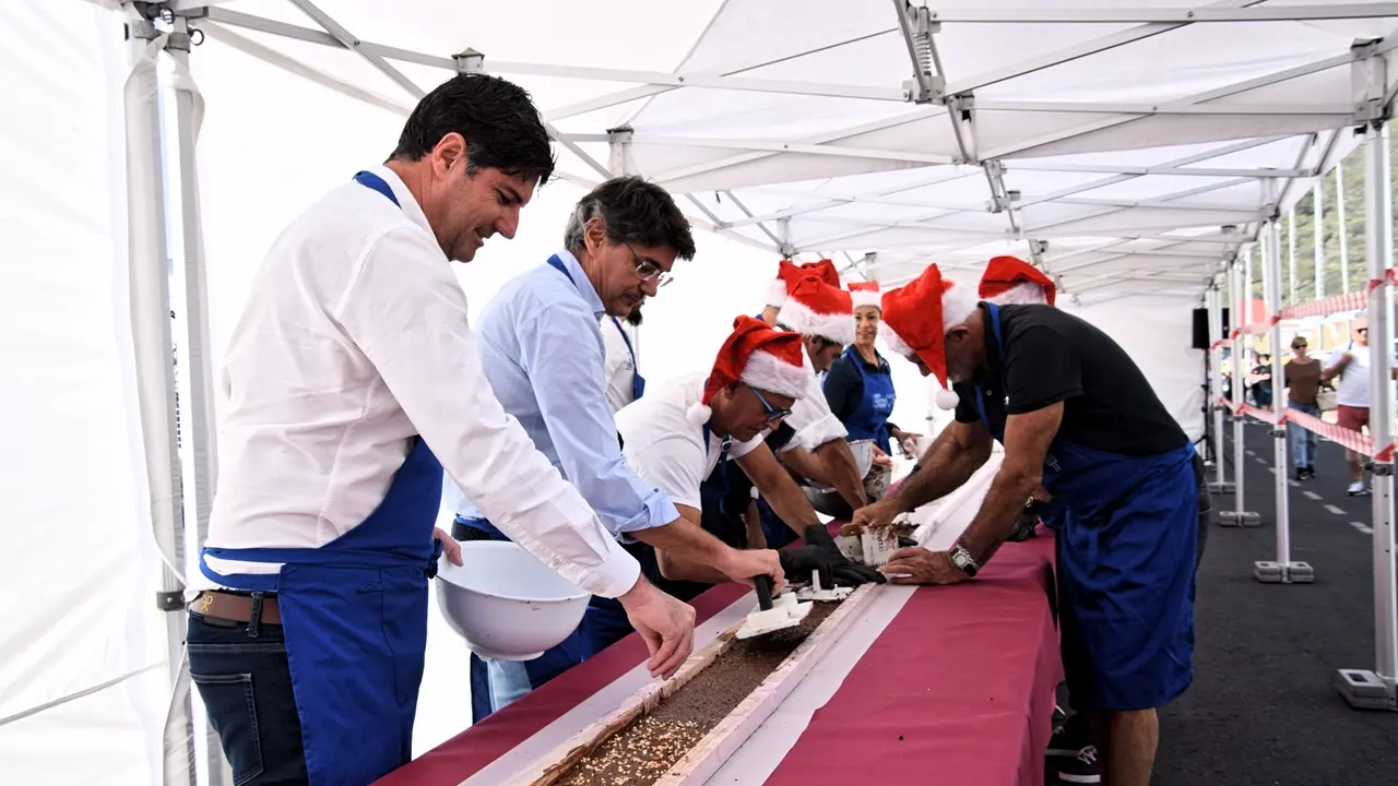 El alcalde ayudando en la elaboraci&oacute;n del turr&oacute;n m&aacute;s largo de Canarias(1)