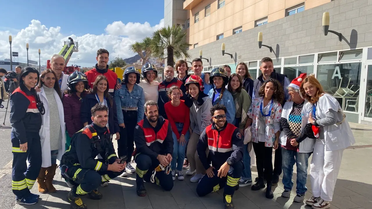 Los bomberos con pacientes, familiares y sanitarios que acudieron a al exhibci&oacute;n(1)