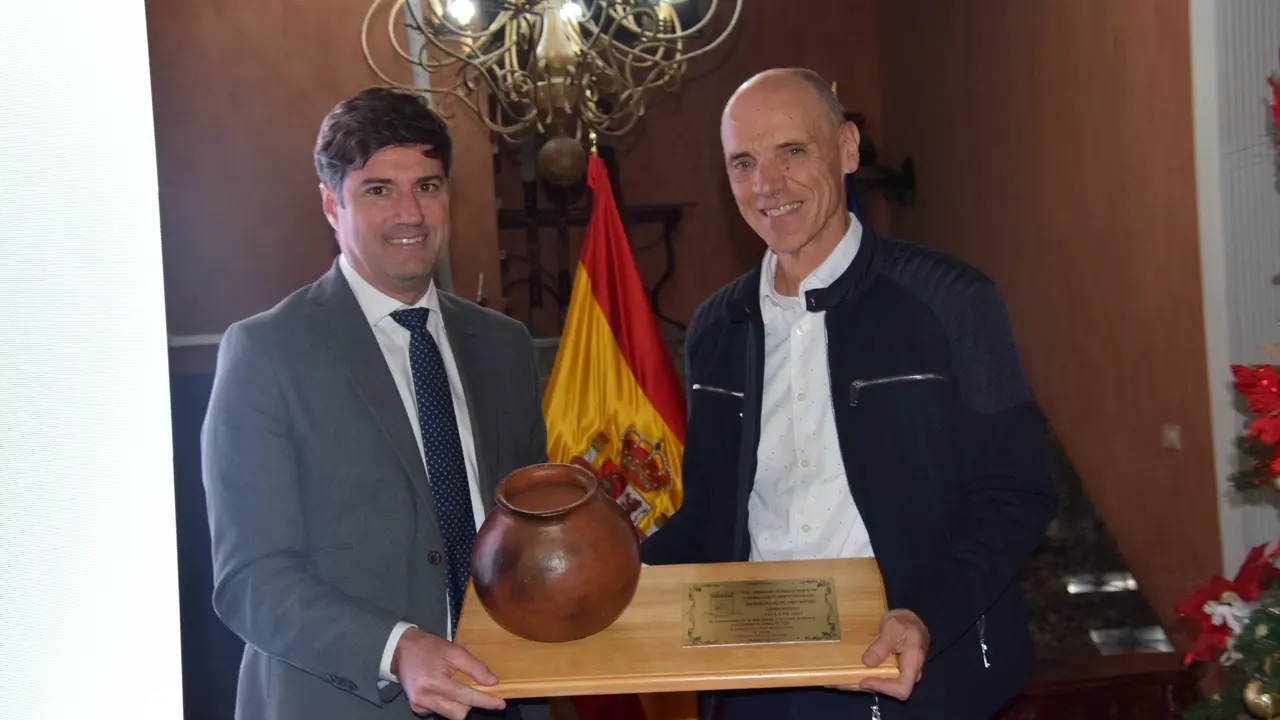 El alcalde entregando la Talla de Oro a Seraf&iacute;n Pardo(1)