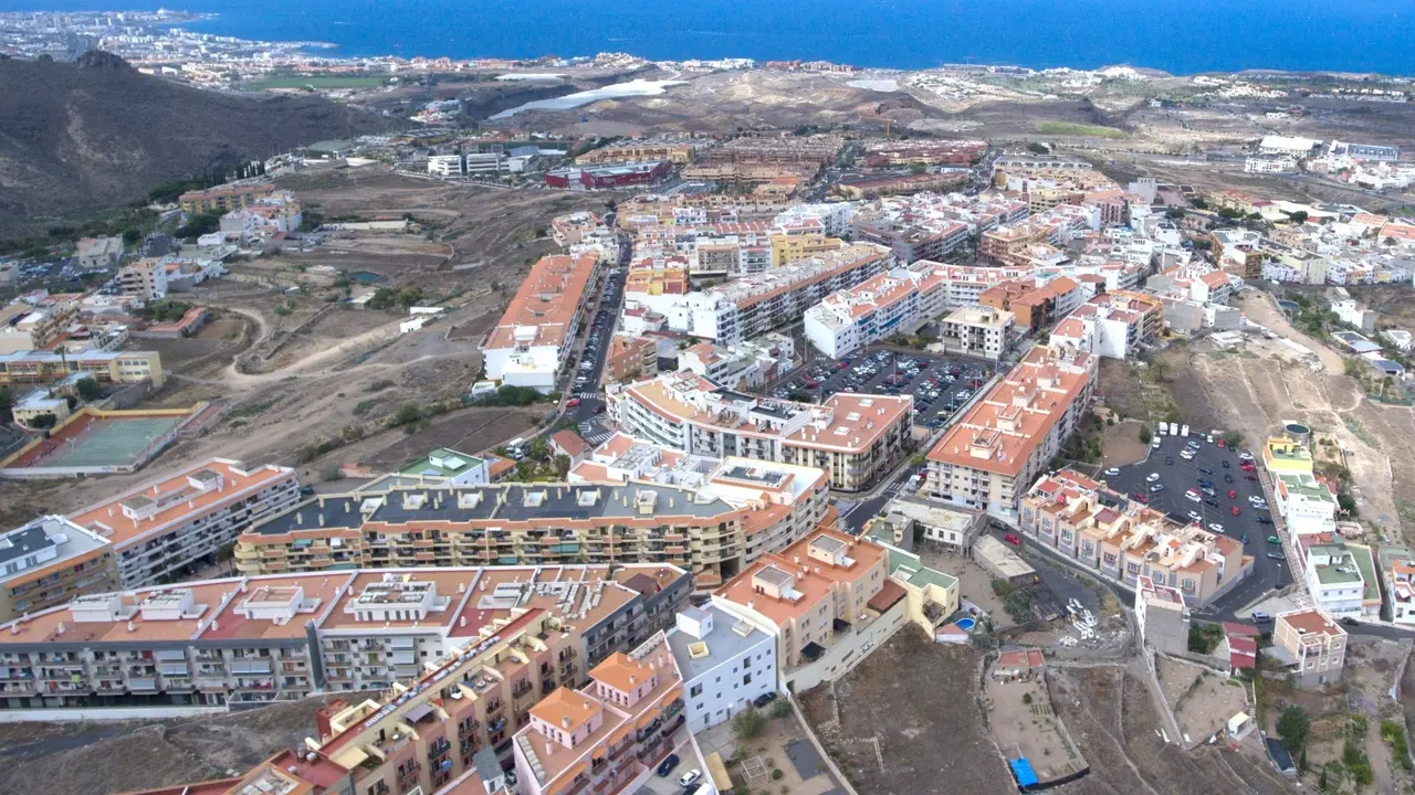 Panor&aacute;mica a&eacute;rea aerea de parte del municipio de Adeje